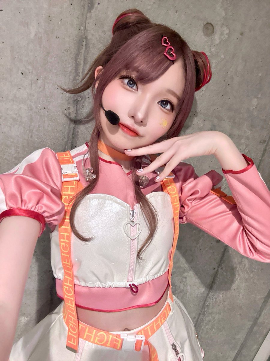 mineda_mayu's tweet photo. 『Take Ur Time』は動きがほぼフリーだったのですが、2サビの「迷うならLooking back」で後ろを振り返ったら、メインステージのど真ん中、一番高い位置にめぐるの衣装「プラネテスソール」を見つけました☀️

どこまで太陽なんだ、彼女は。

#シャニマスソロライブMSP
#八宮めぐる https://t.co/AML6stbkUa
