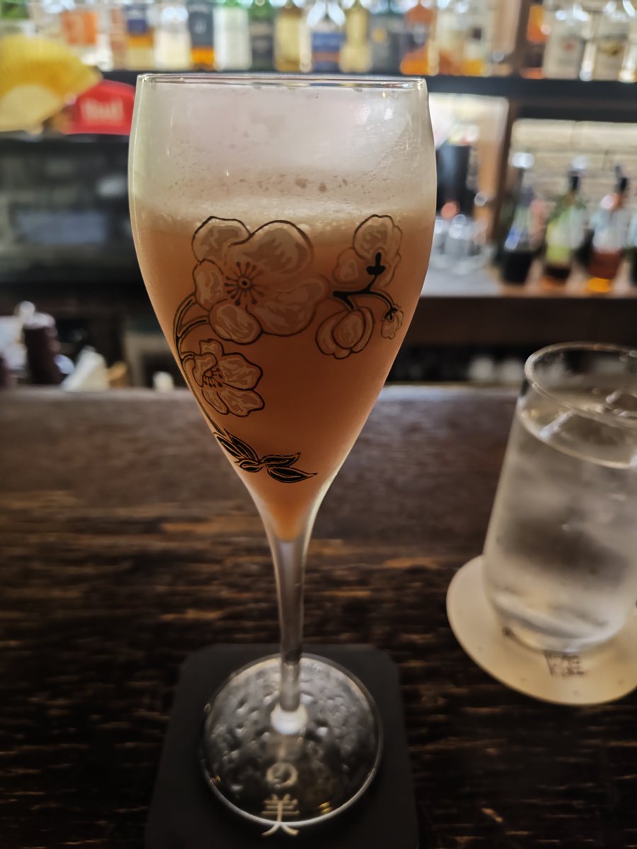 chipotokage's tweet photo. 9/29(火曜日)
最初のカクテル、いちごミルクっぽいの。好き🩷
#カクテル https://t.co/CJMDT2hvU7