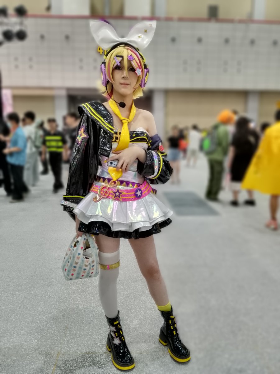 NellyGabar77's tweet photo. Justo salí de la comic con y tengo brazos llenos de artículos de merch, fotos con los artistas y la voz ronca de tanto gritar cuando salieron mis personajes favoritos!  #ComicConDay https://t.co/I5O0c0vnLF