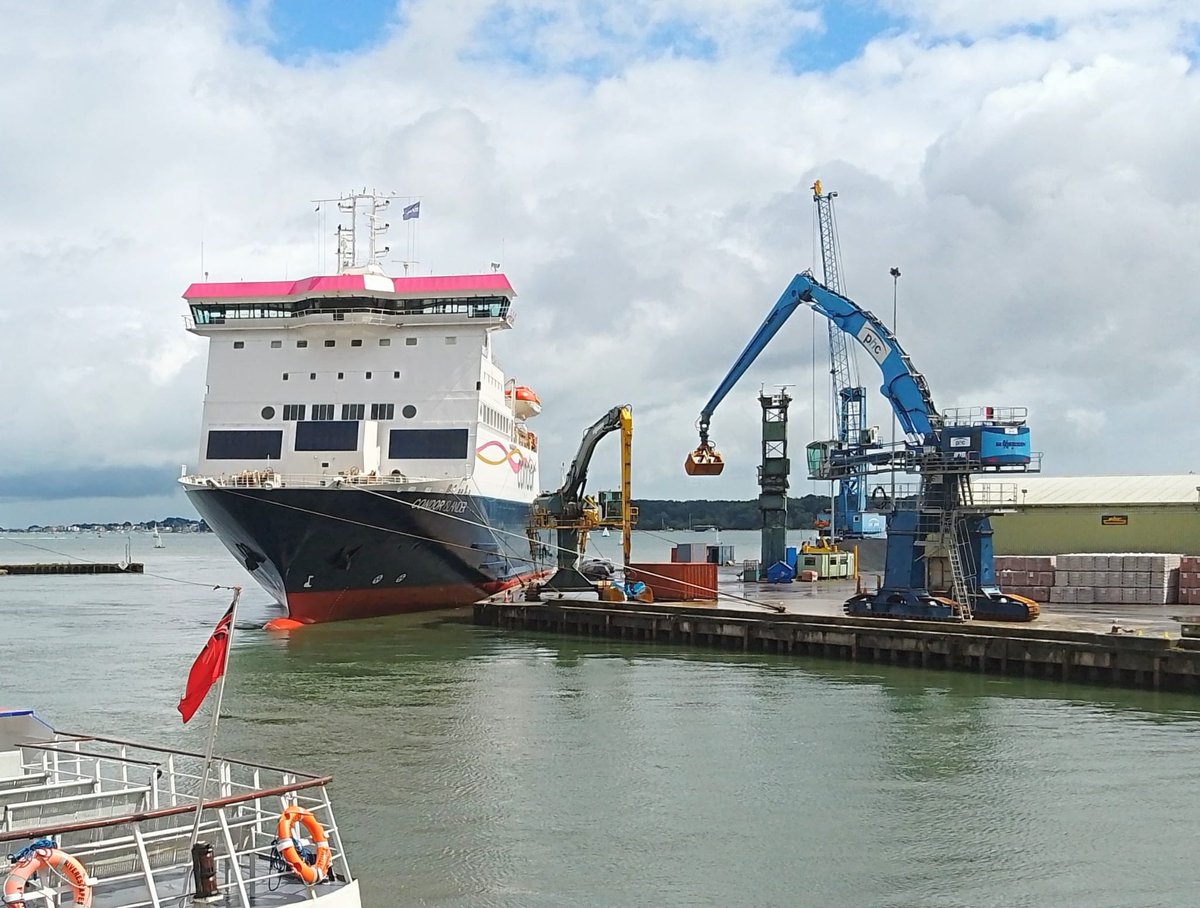 Lorrain06924262's tweet photo. ##Alphabetchallenge #WeekMforMachinery crane on Poole Quay https://t.co/PpP5C43g8Q