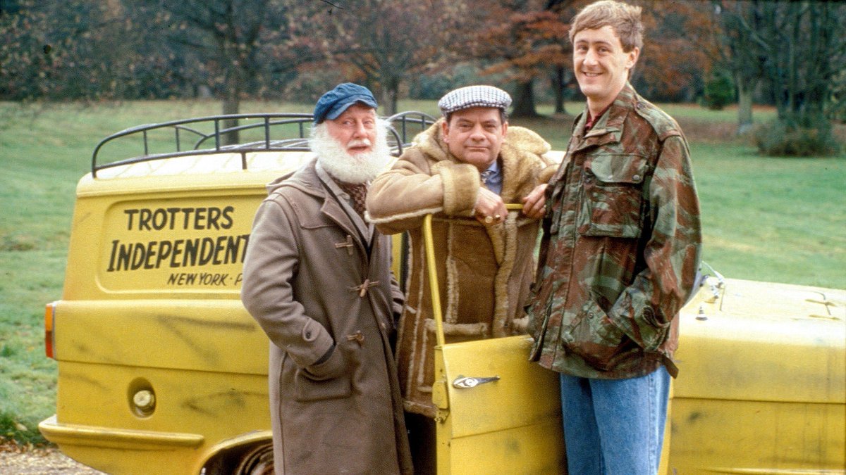 archer_rs's tweet photo. Police near RAF Fairford said to be seeking a fourth van and three further suspects. https://t.co/9b5aQHO4MJ