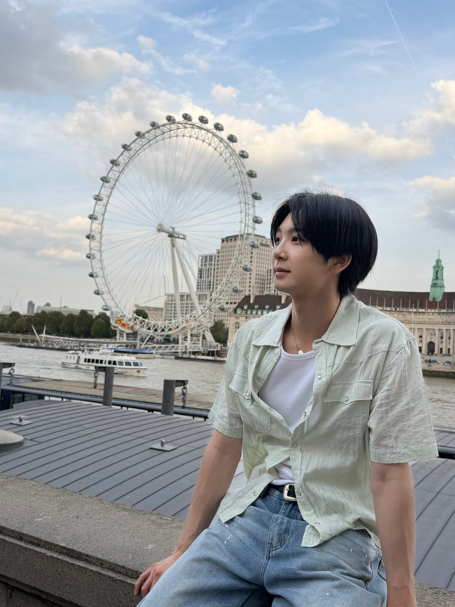 jiiiho's tweet photo. A date with MY cutiepie valentine. #he_is_the_cutest

He said the view is really good so he wants to take some pics without knowing that he's not the one who is having the best view. :p https://t.co/Ueey2poJQa