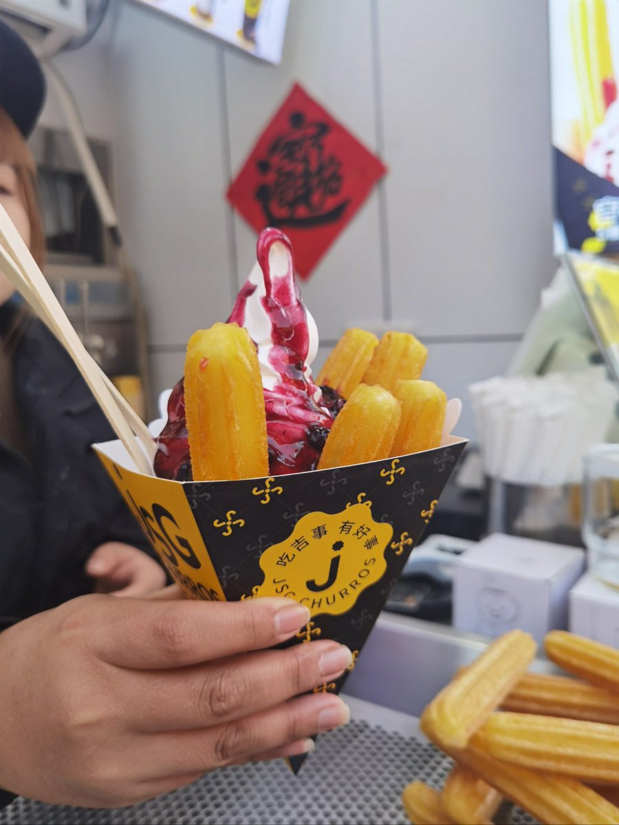 LanoraWood7s's tweet photo. Churros crujientes con azúcar y chocolate caliente, el antojo perfecto en la calle! （酥脆的吉事果裹着糖，配上热巧克力，街头绝味小食！） https://t.co/5g6VTqhiPB