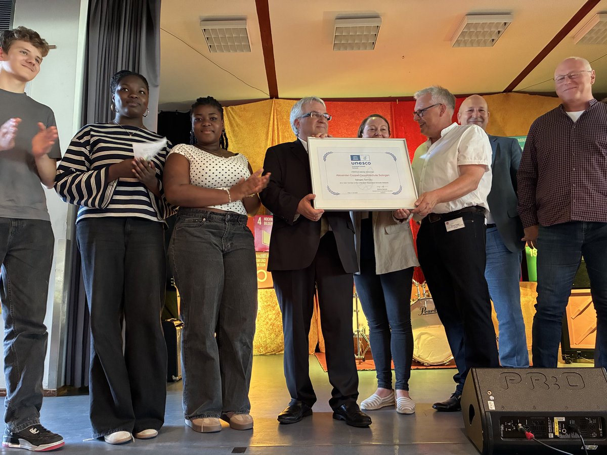 SylviaLoehrmann's tweet photo. Die Alexander-Coppel-Gesamtschule @Klingenstadt ist jetzt anerkannte #UNESCO Projektschule. Herzlichen Glückwunsch, persönlich &amp; als @ASB_NRW Hier ist die Schule seit Jahren sehr aktiv! Danke &amp; weiter so. https://t.co/1YMAg0pYNI