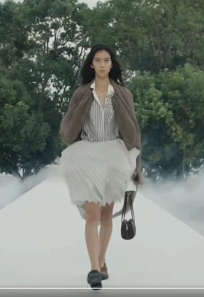 Karsoo213's tweet photo. 秀场款裙子

HUMAN DIOR JISOO AT PFW
#JISOOxDiorSummer27 https://t.co/Gkogz618Zw