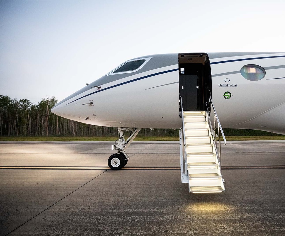 flight882's tweet photo. Your private jet options Faro, Algarve, Portugal.

The following Portuguese Air Operator Certificate (AOC) holders base aircraft, air ambulance assets, or operational detachments at Faro Airport:

Sevenair Aviation: Operates regional, charter, and utility flights in Portugal. They maintain operational facilities and aircraft support in Faro.

Omni Aviation / Omni Handling: A major Portuguese executive aviation group. While their main corporate headquarters are in Cascais/Lisbon, they maintain a direct station and operational presence at Faro.

Everjets: A Portuguese executive charter and specialized air operator that operates commercial charter flights across Portuguese airports, including Faro.

NetJets Europe: Though headquartered in Lisbon (Paço de Arcos) under a Portuguese AOC, NetJets is the dominant fractional operator in the region. They maintain a permanent presence and frequent repositioning flights at Faro throughout the year.