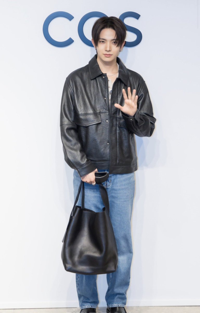 hiheeham's tweet photo. 260929 에반 가방 정보

COS - MINIMAL TOTE BAG - LEATHER

혹시나 희승이 가방 궁금하신분들! 
COS Autumn Winter 2026으로 나온 제품인데 한국 홈페이지에는 없고 현재는 해외 COS사이트에서만 구매 가능한 것 같아요🐰

#EVAN #에반 #HEESEUNG #희승 #COS https://t.co/mJmNteeqja