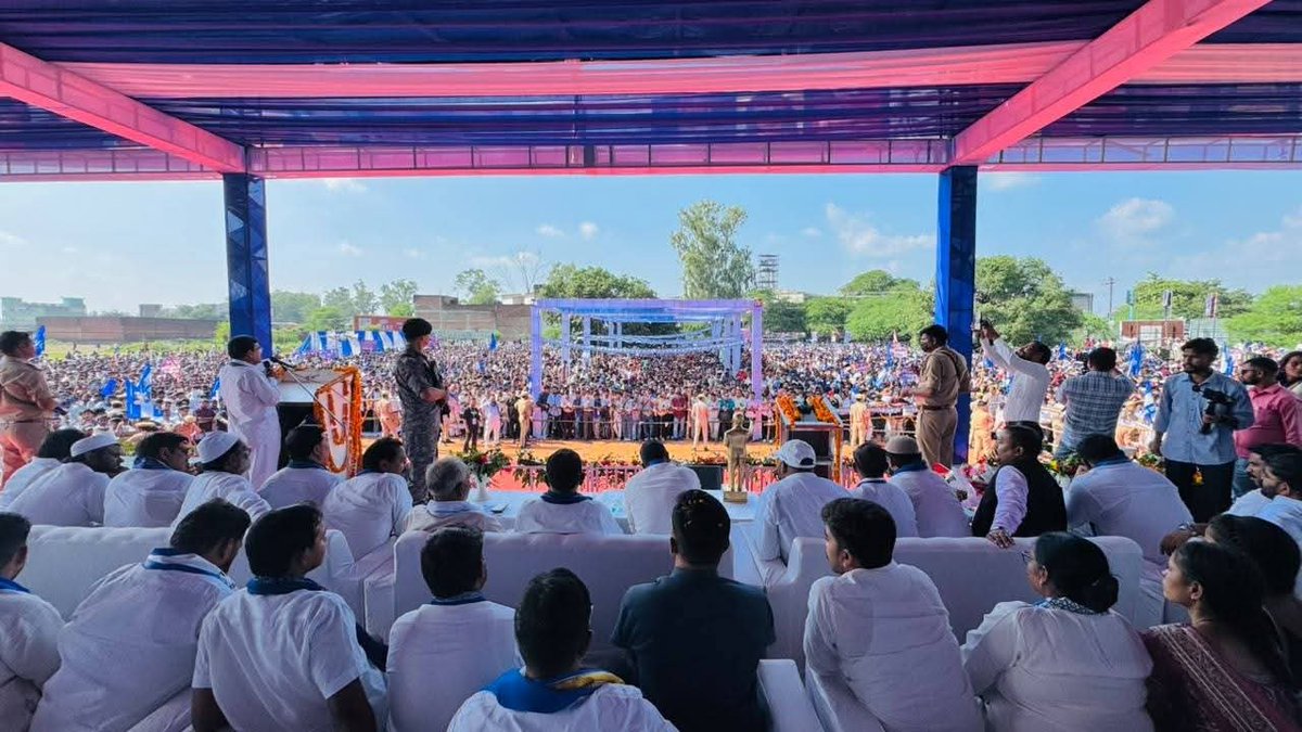 ShivshantRao73's tweet photo. आज जिला सम्भल की विधानसभा चंदौसी में आयोजित विशाल जनसभा की तस्वीरें यह दिखाती हैं कि भाई चंद्रशेखर आजाद जी को सुनने और देखने के लिए बड़ी संख्या में लोग जुटे। जनसभा में माताओं-बहनों, युवाओं, कार्यकर्ताओं और समर्थकों की मौजूदगी ने कार्यक्रम को विशेष बनाया।

जो लोग लगातार यह सवाल उठाते हैं कि चंद्रशेखर आजाद जी का जनाधार नहीं है, उनके लिए ऐसी जनसभाओं की तस्वीरें और जनता की मौजूदगी स्वयं एक महत्वपूर्ण राजनीतिक संकेत हैं। जनता का प्यार, समर्थन और विश्वास किसी भी जननेता के लिए महत्वपूर्ण होता है।

जनसभा को सफल बनाने के लिए दिन-रात मेहनत करने वाले सभी पदाधिकारियों, कार्यकर्ताओं और सहयोगियों का हृदय से आभार। सम्भल की महान जनता, माताओं-बहनों और सभी उपस्थित साथियों को दिल से सलाम एवं अभिनंदन।

आजाद समाज पार्टी (कांशीराम) के मिशन-2027 के लिए ऐसी जनभागीदारी निश्चित रूप से कार्यकर्ताओं में नई ऊर्जा पैदा करती है। आने वाले समय में उत्तर प्रदेश की राजनीति में जनता के मुद्दों, सामाजिक न्याय, समान भागीदारी और लोकतांत्रिक अधिकारों को लेकर होने वाली राजनीतिक गतिविधियाँ महत्वपूर्ण रहेंगी।

जय भीम! जय भारत! जय मंडल! 💙
@AzadSamajParty
#ShivshantGautam #UPMangeChandrashekharAzad #ASP_K_Mission2027 #AzadSamajParty #ChandrashekharAzad #जयभीम #जयभारत #जयमंडल