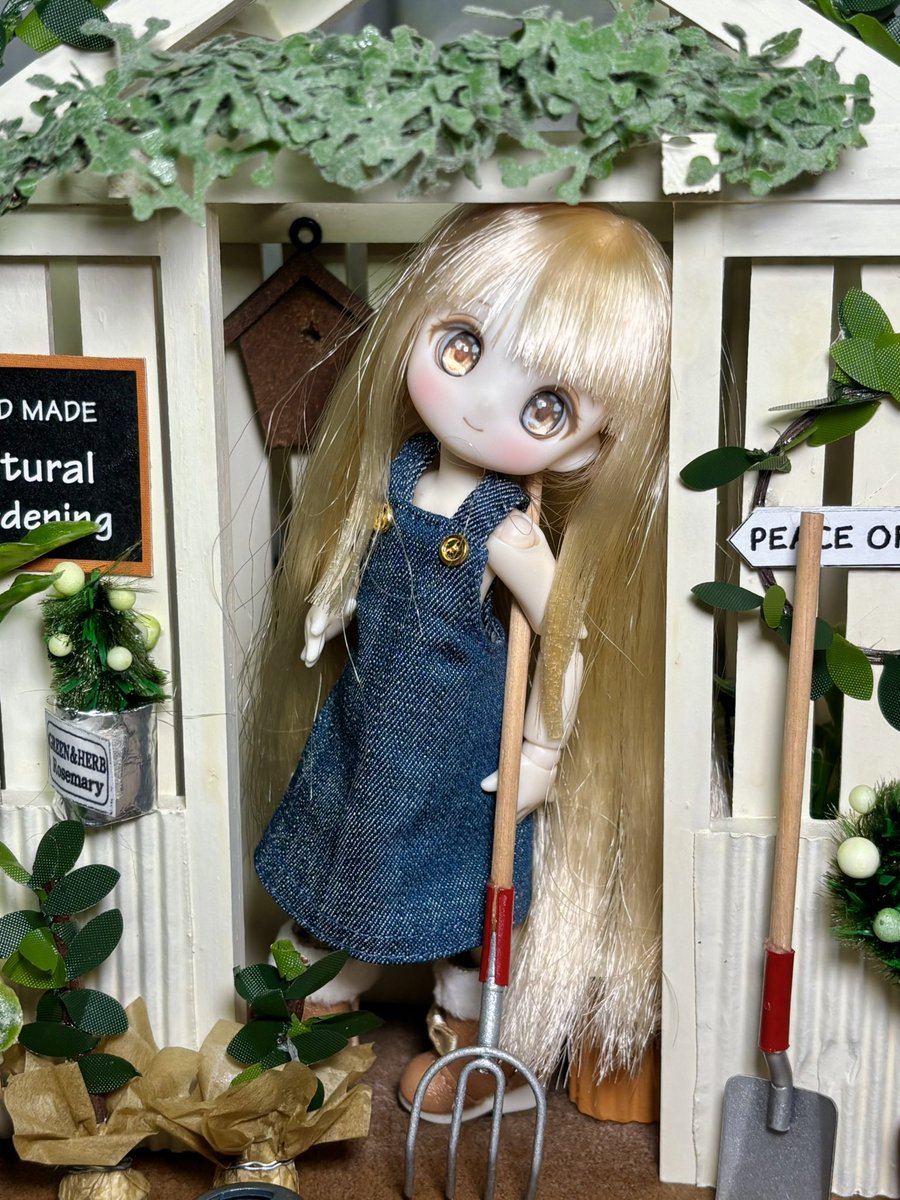 mini_Roth2408's tweet photo. ガーデンショップの可愛い店員さん♡

#シュガーカップス 👗#itomaki_obasan https://t.co/jmO6SJZgBz