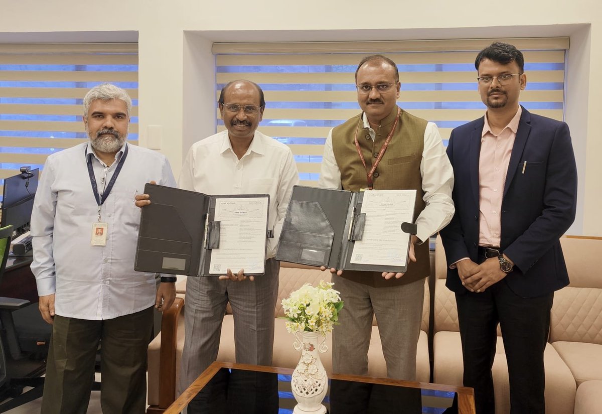 TEC_DoT_India's tweet photo. @TEC_DoT_India &amp; @cdactvm signed an MoU today to collaborate on joint #studies #research and #technical #contributions in advanced #Telecom #convergence #broadcasting #6G #Radio #IoT #Digitaltwin #technologies #circulareconomy, global #standardisation activities. @DoT_India (1/2) https://t.co/E5ZbHZUbNH