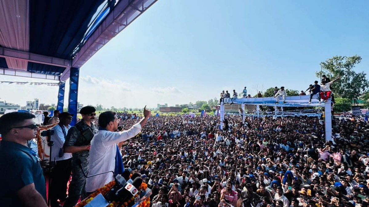 ShivshantRao73's tweet photo. आज जिला सम्भल की विधानसभा चंदौसी में आयोजित विशाल जनसभा की तस्वीरें यह दिखाती हैं कि भाई चंद्रशेखर आजाद जी को सुनने और देखने के लिए बड़ी संख्या में लोग जुटे। जनसभा में माताओं-बहनों, युवाओं, कार्यकर्ताओं और समर्थकों की मौजूदगी ने कार्यक्रम को विशेष बनाया।

जो लोग लगातार यह सवाल उठाते हैं कि चंद्रशेखर आजाद जी का जनाधार नहीं है, उनके लिए ऐसी जनसभाओं की तस्वीरें और जनता की मौजूदगी स्वयं एक महत्वपूर्ण राजनीतिक संकेत हैं। जनता का प्यार, समर्थन और विश्वास किसी भी जननेता के लिए महत्वपूर्ण होता है।

जनसभा को सफल बनाने के लिए दिन-रात मेहनत करने वाले सभी पदाधिकारियों, कार्यकर्ताओं और सहयोगियों का हृदय से आभार। सम्भल की महान जनता, माताओं-बहनों और सभी उपस्थित साथियों को दिल से सलाम एवं अभिनंदन।

आजाद समाज पार्टी (कांशीराम) के मिशन-2027 के लिए ऐसी जनभागीदारी निश्चित रूप से कार्यकर्ताओं में नई ऊर्जा पैदा करती है। आने वाले समय में उत्तर प्रदेश की राजनीति में जनता के मुद्दों, सामाजिक न्याय, समान भागीदारी और लोकतांत्रिक अधिकारों को लेकर होने वाली राजनीतिक गतिविधियाँ महत्वपूर्ण रहेंगी।

जय भीम! जय भारत! जय मंडल! 💙
@AzadSamajParty
#ShivshantGautam #UPMangeChandrashekharAzad #ASP_K_Mission2027 #AzadSamajParty #ChandrashekharAzad #जयभीम #जयभारत #जयमंडल