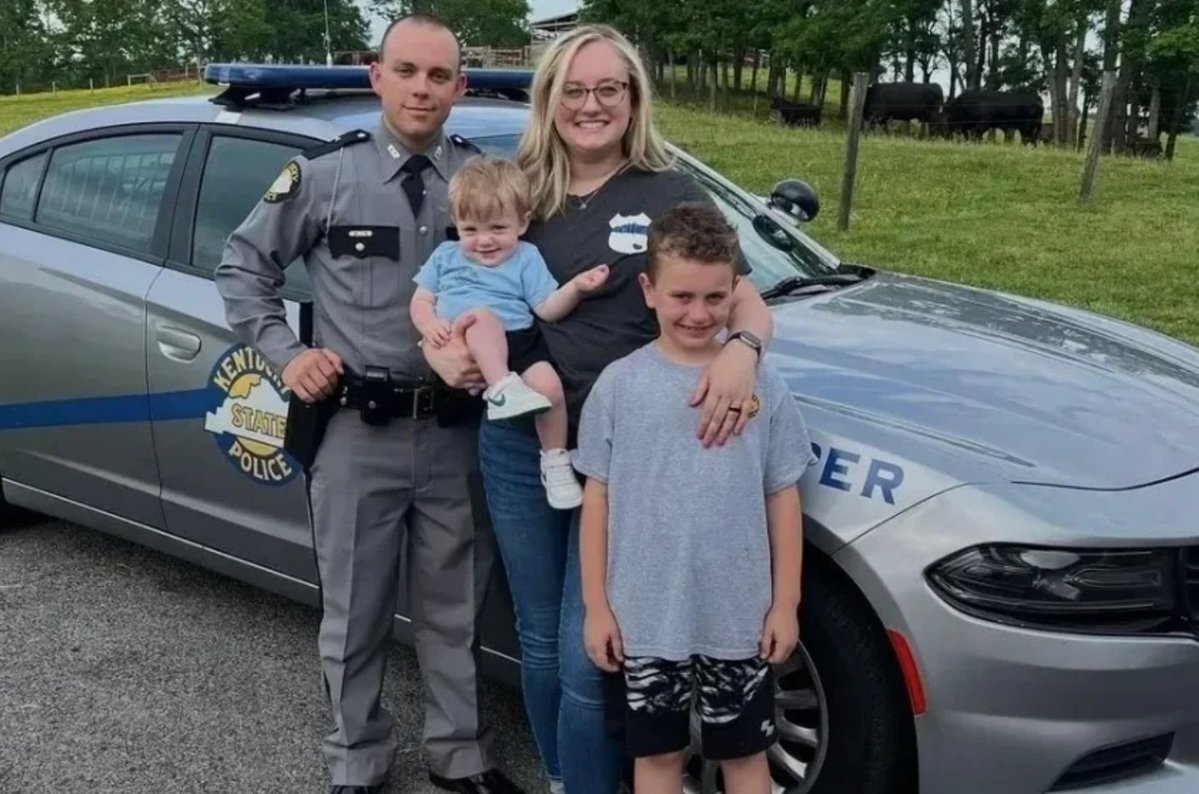 Kentuckygirl1's tweet photo. There's a GiveSendGo set up for KSP Trooper Hayden Phillips' family. If you can donate, please do so. If you can't, please share the link. 

God protect and comfort his family, especially his wife and 3 children, during this difficult time. 

https://t.co/2AHEkY6WzM https://t.co/V2Vt62Sd6m