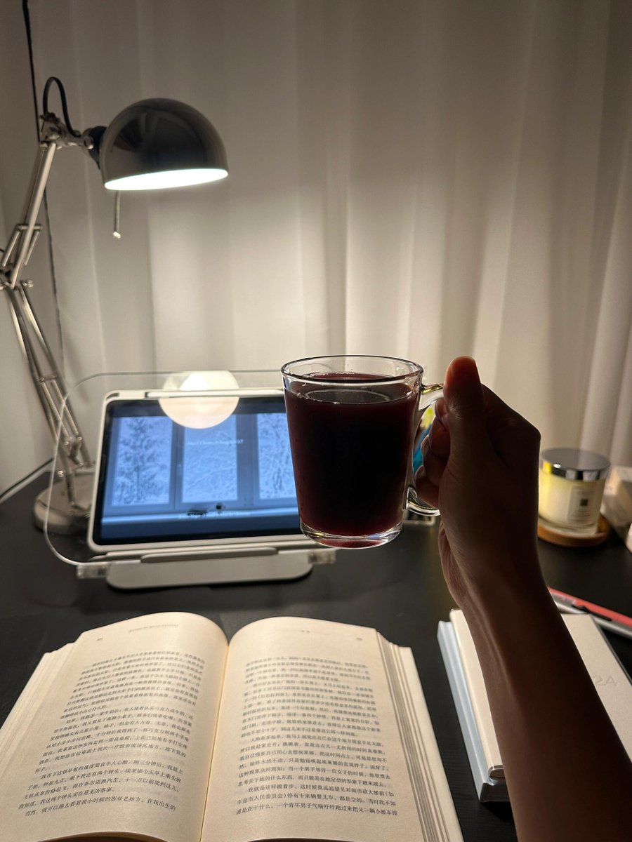 ShivakumarUdya1's tweet photo. 本を開いて、灯りを落として、好きな飲み物をひと口。📖🕯️
誰にも邪魔されない夜は、自分を取り戻すための小さな贅沢。#読書時間 #夜時間 #心の余白 https://t.co/Y0nyglRX2R