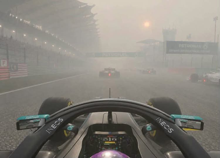 keluhkesahkonoh's tweet photo. POV: Pembalap F1 berusaha balapan nembus kabut asap di Sepang akhir pekan ini 😭

Makasih Indonesia atas kebakaran hutannya 🥰 https://t.co/tLdxGLzuDn