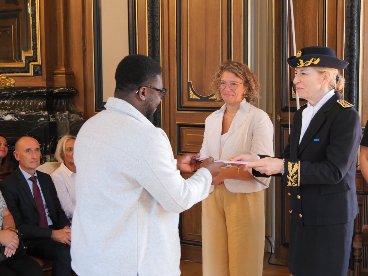 Prefet86's tweet photo. 🇫🇷 Venus d’Afrique, d’Amérique du Nord et du Sud, d’Europe et  d’Asie, 37 nouveaux citoyens ont choisi de construire leur avenir en France et d’inscrire leur parcours dans celui de la Nation. https://t.co/INvs4LKvMm