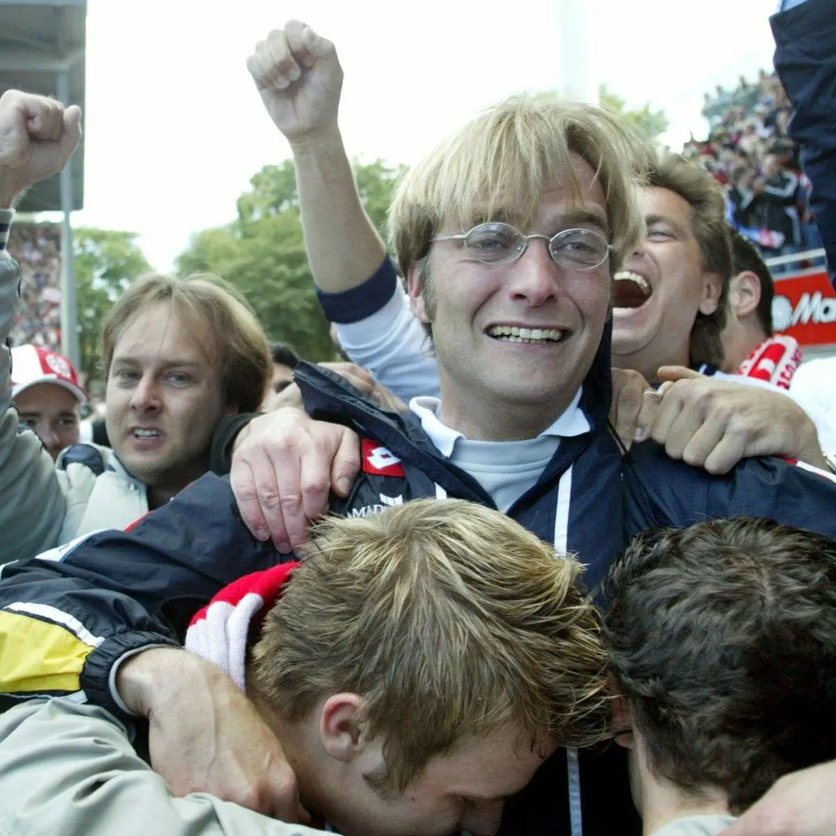 HenHoffgaard's tweet photo. Vermisse die Zeit, als Klopp noch aussah, als ob er in Hogwarts Kräuterkunde unterrichten würde. https://t.co/lOEEhUwELO