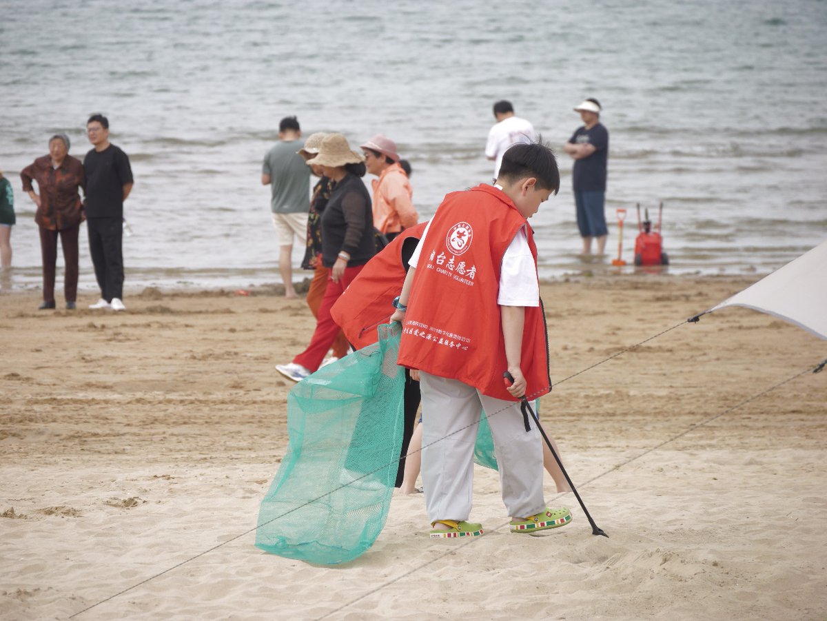 CharlottYaxcsz's tweet photo. Hoy ayudamos a limpiar la playa de Barcelona con el voluntariado ambiental: 50kg de residuos recogidos, muchas sonrisas y un futuro más verde. únete a la causa!， https://t.co/yQ11sBPgtm