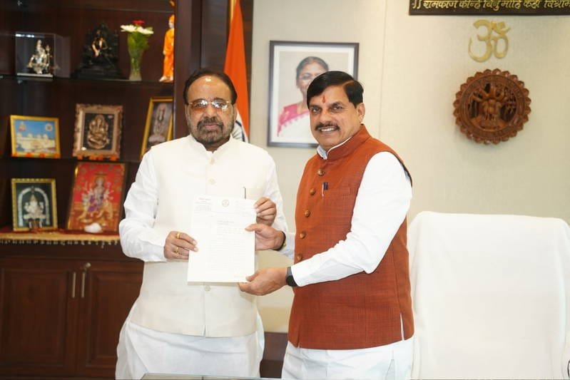bhargav_gopal's tweet photo. आज दोपहर में प्रदेश के मुख्यमंत्री श्री मोहन यादव जी से मुलाकात कर रहली विधानसभा क्षेत्र सहित प्रदेश के अन्य हिस्सों में अनियमित वर्षा के कारण हुई फसलों की क्षति विशेषकर उड़द सोयाबीन मक्का को हुए भारी नुकसान के बारे में जानकारी दी, एवं प्रभावित किसानों भाइयों को शीघ्र राहत राशि प्रदान करने हेतु पत्र के माध्यम से निवेदन किया, मुख्यमंत्री जी ने शीघ्र ही इस संबंध में उचित कार्यवाही करने का आश्वासन दिया

@DrMohanYadav51 
@BJP4MP