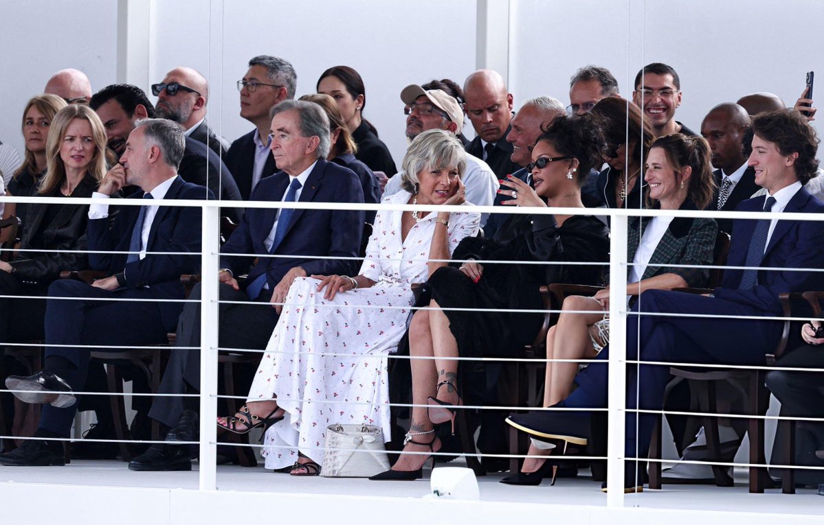 gabgonebad's tweet photo. Rihanna front row with the Arnault family at Dior SS27. https://t.co/igxynmIip5