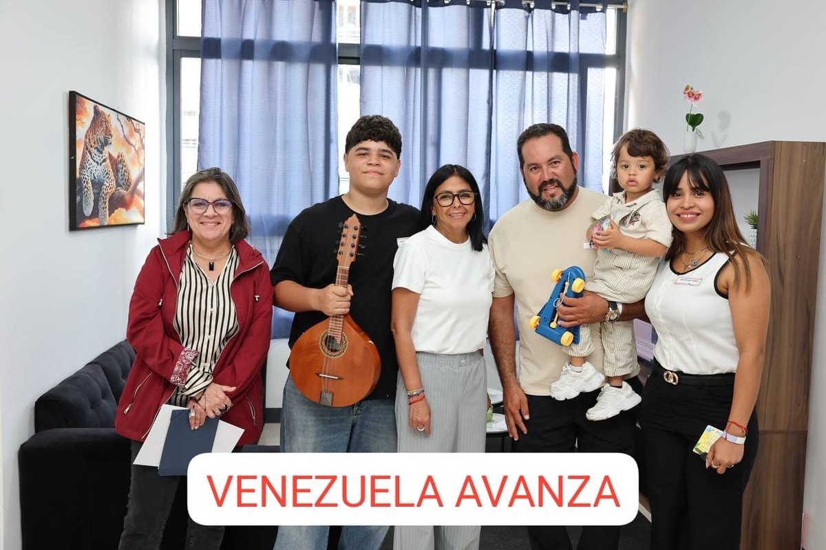 MerceStar1's tweet photo. @DONKANDAVILA @HugoChavezCmdo El que quiera volver al pasado allá ellos , Venezuela en el presente y futuro 
VENEZUELA AVANZA , gracias al gobierno bolivariano https://t.co/pon6OVFhkK