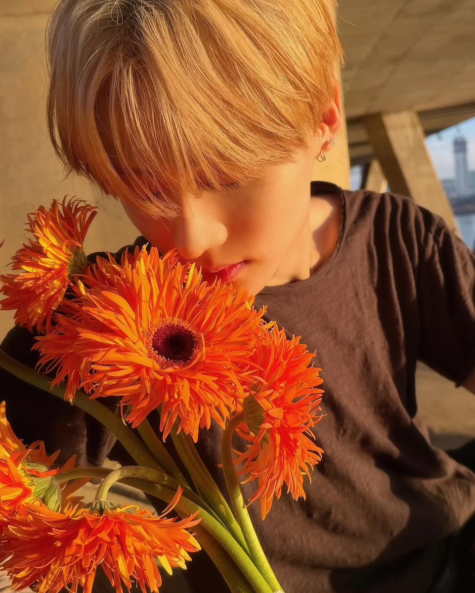 eclairswon's tweet photo. with flowers . ݁⋆💐 ݁˖ https://t.co/AfyaunNmx1