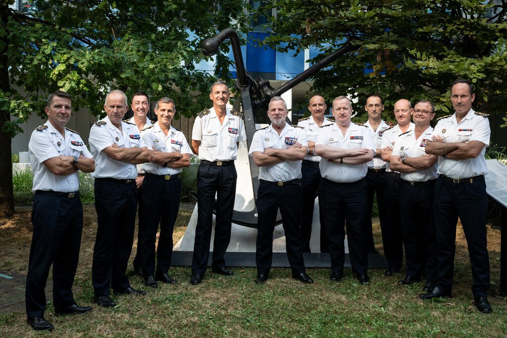 CEMM_FR's tweet photo. Rentrée des grands commandeurs de la Marine.
 
Aujourd’hui, j’ai réuni les grands chefs de la Marine pour un moment d’échanges et de réflexions autour des enjeux auxquels la Marine est confrontée.

J’ai pu à cette occasion leur transmettre mes grandes priorités pour l’année 2026-2027. Elles visent entre autres à renouveler le modèle RH et à accélérer l’hybridation de la Marine, via un « choc » de dronisation.
 
Gardons le cap !