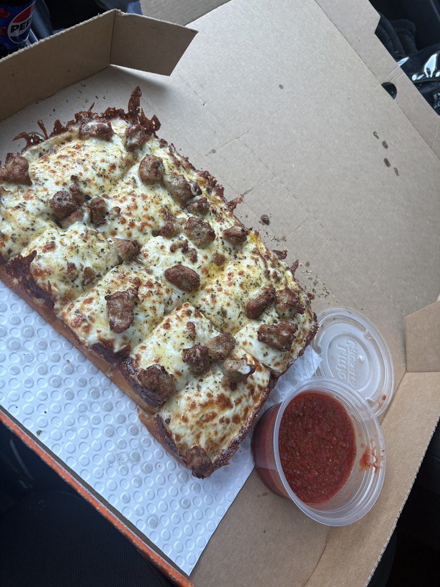 zaccfromvenus's tweet photo. Lil Caesars good asf idc https://t.co/5gaq2yDun6