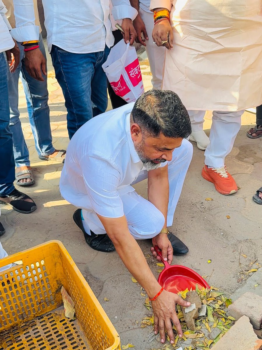MrYaduvansh's tweet photo. देश के यशस्वी प्रधानमंत्री माननीय श्री @narendramodi जी की जनसेवा, सुशासन एवं समर्पण के गौर���शाली 25 वर्ष पूर्ण होने के उपलक्ष्य में चल रहे “सेवा संकल्प अभियान” के अंतर्गत आज संतकबीरनगर जिले की खलीलाबाद विधानसभा स्थित माँ समय माता मंदिर में स्वच्छता अभियान में सम्मिलित होकर मंदिर परिसर की स्वच्छता की। तत्पश्चात माँ समय माता के दर्शन-पूजन कर आशीर्वाद प्राप्त किया।
इस अवसर पर पूर्व जिलाध्यक्ष जगदम्बा लाल श्रीवास्तव जी, पूर्व अध्यक्ष खलीलाबाद श्री श्याम सुंदर वर्मा जी, जिलाउपाध���यक्ष आदित्य यादव जी, ज्ञानेंद्र मिश्रा जी, विद्याधर यादव जी, जिला उपाध्यक्ष किसान मोर्चा, विजय प्रताप सिंह जी प्रदेश कार्य समिति किसान मोर्चा, अरुण गुप्ता जी, अवधेश सिंह, ग्राम प्रधान अनिल यादव जी, डब्लू यादव जी सहित पदाधिकारीगण एवं कार्यकर्ता बंधु उपस्थित रहे।

#SevaSankalpAbhiyan
@BJP4India @PMOIndia @BJP4UP @AmitShah @NitinNabin @BJP4UP @mppchaudhary @idharampalsingh