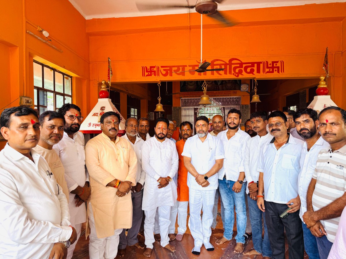 MrYaduvansh's tweet photo. देश के यशस्वी प्रधानमंत्री माननीय श्री @narendramodi जी की जनसेवा, सुशासन एवं समर्पण के गौर���शाली 25 वर्ष पूर्ण होने के उपलक्ष्य में चल रहे “सेवा संकल्प अभियान” के अंतर्गत आज संतकबीरनगर जिले की खलीलाबाद विधानसभा स्थित माँ समय माता मंदिर में स्वच्छता अभियान में सम्मिलित होकर मंदिर परिसर की स्वच्छता की। तत्पश्चात माँ समय माता के दर्शन-पूजन कर आशीर्वाद प्राप्त किया।
इस अवसर पर पूर्व जिलाध्यक्ष जगदम्बा लाल श्रीवास्तव जी, पूर्व अध्यक्ष खलीलाबाद श्री श्याम सुंदर वर्मा जी, जिलाउपाध���यक्ष आदित्य यादव जी, ज्ञानेंद्र मिश्रा जी, विद्याधर यादव जी, जिला उपाध्यक्ष किसान मोर्चा, विजय प्रताप सिंह जी प्रदेश कार्य समिति किसान मोर्चा, अरुण गुप्ता जी, अवधेश सिंह, ग्राम प्रधान अनिल यादव जी, डब्लू यादव जी सहित पदाधिकारीगण एवं कार्यकर्ता बंधु उपस्थित रहे।

#SevaSankalpAbhiyan
@BJP4India @PMOIndia @BJP4UP @AmitShah @NitinNabin @BJP4UP @mppchaudhary @idharampalsingh