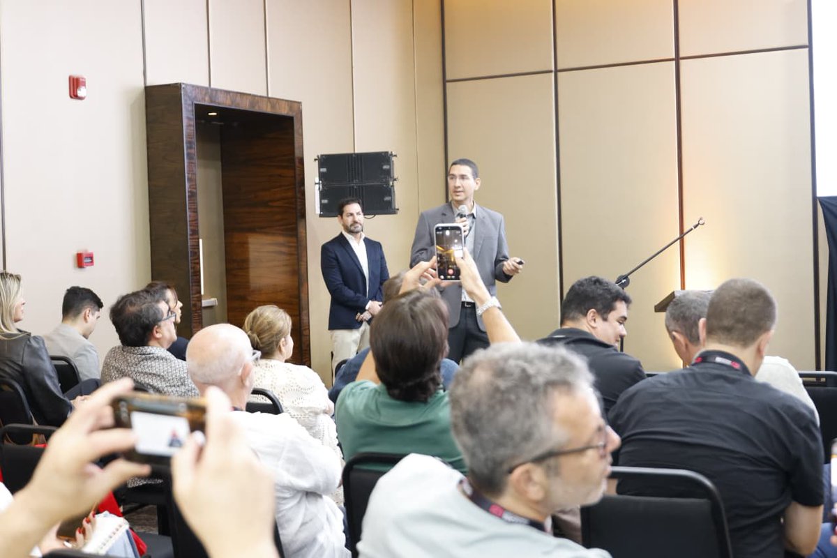 MTESS_PY's tweet photo. #Inversión| Presentación del marco normativo laboral a inversionistas brasileños

El Ministerio de Trabajo presentó a empresarios e inversionistas brasileños del sector textil y de confecciones los principales aspectos de la normativa laboral vigente en #Paraguay.

La presentación se realizó en el marco del evento organizado por la plataforma de negocios Costurando Sucesso, como parte de las iniciativas orientadas a promover la llegada de inversiones brasileñas del sector textil al mercado paraguayo.

El encuentro permitió acercar información sobre el marco laboral y las condiciones para el desarrollo de actividades productivas en el país.

La exposición estuvo a cargo del director del Registro Obrero Patronal, Héctor Legal.