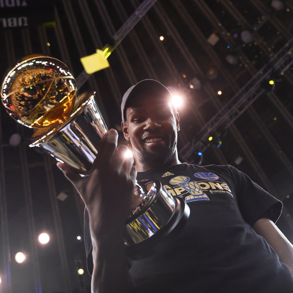 RTNBA's tweet photo. Kevin Durant’s career resume:

⭐️ 16x All-Star
⭐️ 12x All-NBA
⭐️ 4x Scoring Champion
⭐️ 1x MVP
⭐️ 2x NBA Champion
⭐️ 2x FMVP
⭐️ 32,597 Points (5th All-Time)
⭐️ 8254 Rebounds
⭐️ 5280 Assists
⭐️ 1344 Blocks
⭐️ 1236 Steals
⭐️ 2377 3PT (10th All-Time)
⭐️ 4x Olympic Gold Medalist
⭐️ All-Time leader in points scored for Team USA

Happy 38th Birthday KD 🙏
