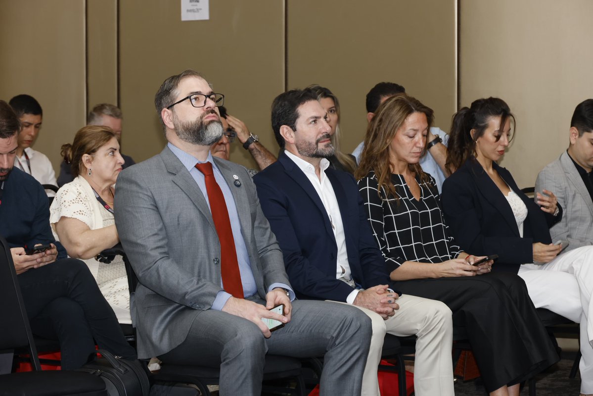 MTESS_PY's tweet photo. #Inversión| Presentación del marco normativo laboral a inversionistas brasileños

El Ministerio de Trabajo presentó a empresarios e inversionistas brasileños del sector textil y de confecciones los principales aspectos de la normativa laboral vigente en #Paraguay.

La presentación se realizó en el marco del evento organizado por la plataforma de negocios Costurando Sucesso, como parte de las iniciativas orientadas a promover la llegada de inversiones brasileñas del sector textil al mercado paraguayo.

El encuentro permitió acercar información sobre el marco laboral y las condiciones para el desarrollo de actividades productivas en el país.

La exposición estuvo a cargo del director del Registro Obrero Patronal, Héctor Legal.
