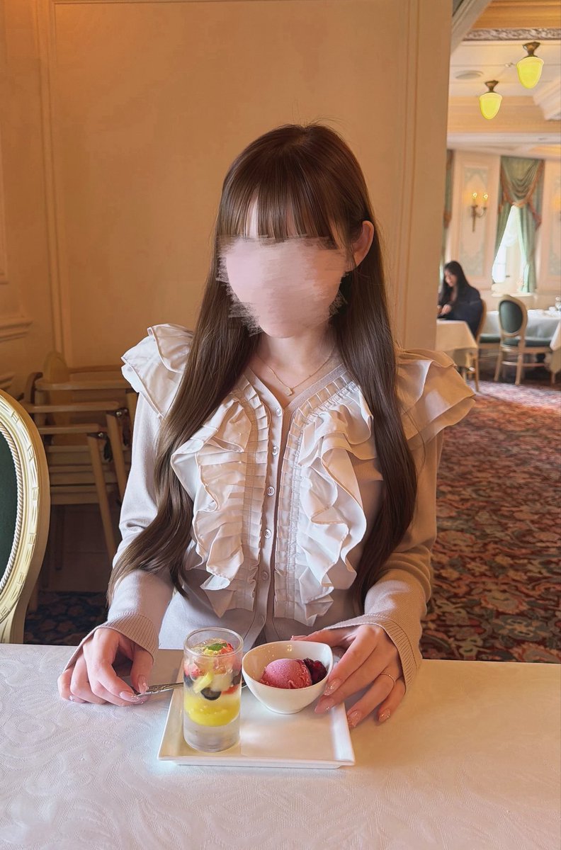maopi_419's tweet photo. 母とディズニーいった🐭🏰💞
Ruffle Pleated Knit Cardiganかわいすぎる🎀🤍
#herlipto https://t.co/8m12KKqORb
