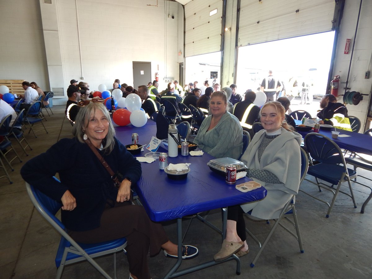 AMSOILINC's tweet photo. A little time together, a great meal, and plenty of reasons to celebrate our team. 🙌

Our Superior team recently enjoyed an employee appreciation lunch featuring some fantastic local food trucks. 🍦

Huge thanks to our amazing team for everything you do! 💯 https://t.co/BOLhlA6n6R