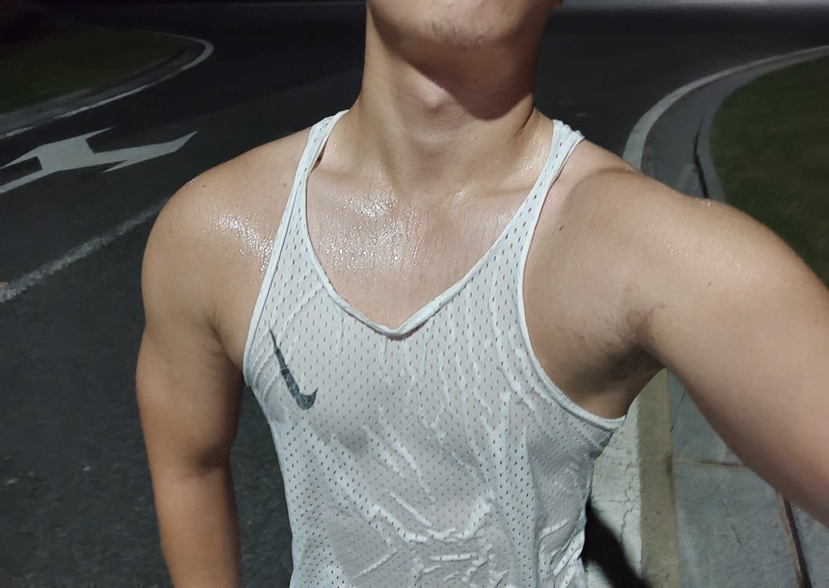 zi4az's tweet photo. 夜跑 #广州  #大学生 #肌肉男  #公0 https://t.co/zMfBmjV8Sh