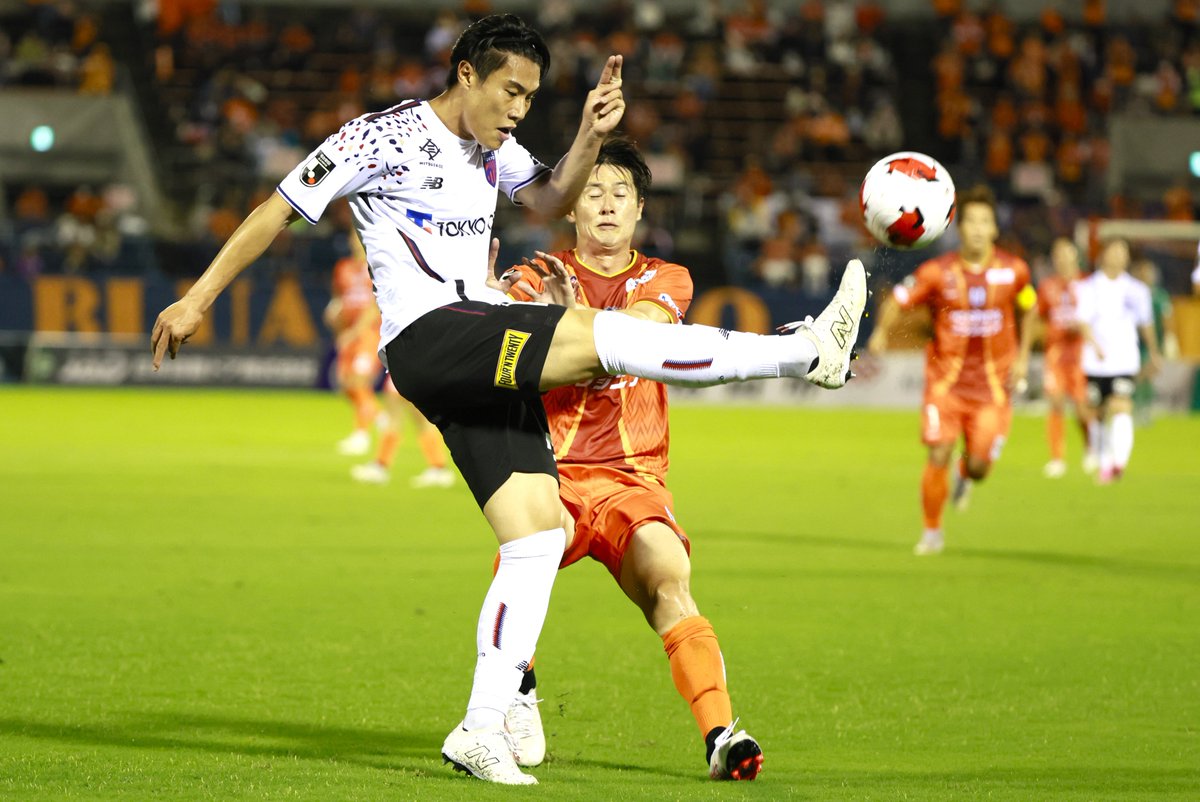 ehime_sports's tweet photo. FC東京サポーターは、けがで戦線離脱となってしまった愛媛出身のレジェンド・ #長友佑都 選手に関する横断幕を掲げていました。私たちも復帰を心待ちにしています！
試合には、前 #FC今治 の大森理生選手も出場しました。 https://t.co/rXLLGyPikO