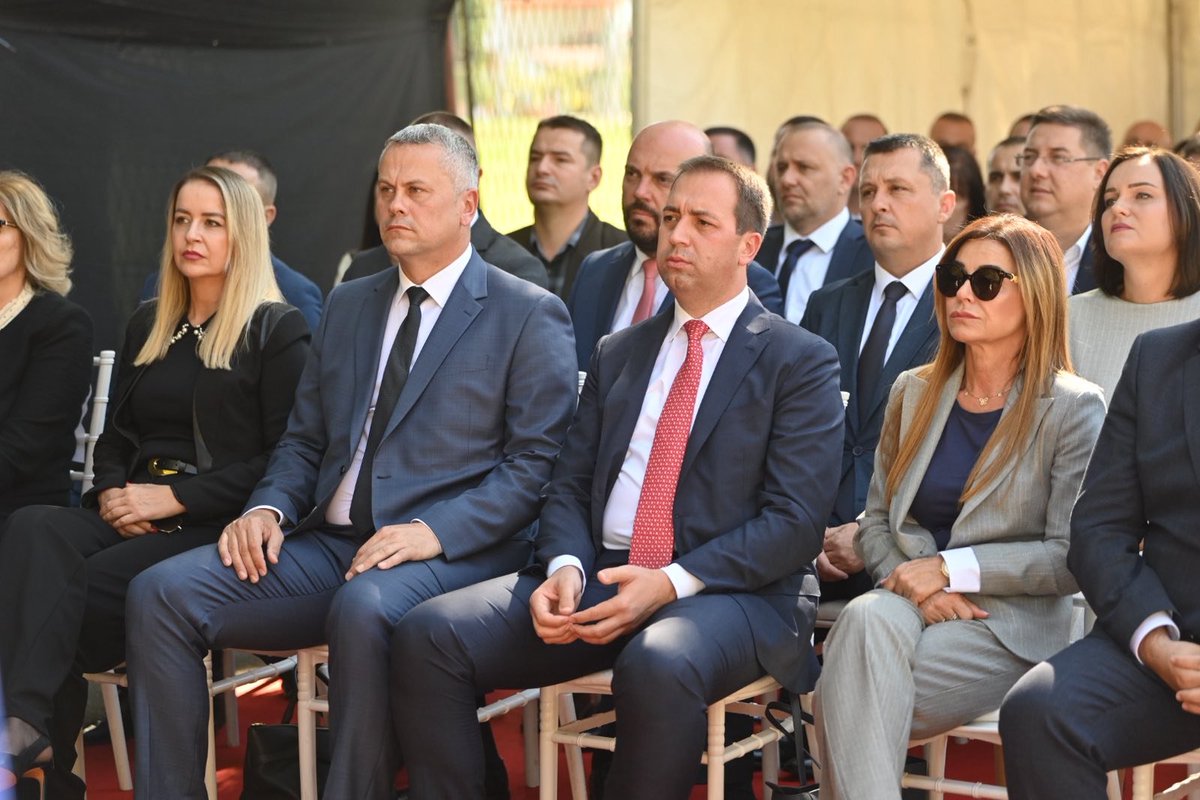 SelakG's tweet photo. Двадесет година рада Одјељења Васпитно-поправног дома при Казнено-поправном заводу Бања Лука обиљежили смо са људима који обављају посебно одговоран посао и помажу младима да промијене своје понашање, наставе школовање и изграде другачију будућност.

Овај јубилеј за мене има и посебан лични значај, јер сам прије двадесет година руководио радом полиције у овом одјељењу, а касније и Казнено-поправним заводом Бања Лука. Знам колико стрпљења, знања и истрајности захтијева рад са сваким младим човјеком и колико с�� у том послу важна правила, дисциплина и одговоран однос запослених.

Директору Саши Глигорићу и свим запосленима честитам јубилеј, уз посебно поштовање према онима који свакодневним васпитним и стручним радом пружају подршку младима да усвоје радне навике, разумију посљедице својих поступака и прихвате одговорност.

Млад човјек мора да одговара за своје поступке, али мора да добије и стварну прилику да се промијени. Наша је обавеза да ту прилику подржимо образовањем, стручном помоћи и бригом о његовом повратку у друштво.

Наставићемо да унапређујемо услове рада за све запослене у свим казнено-поправним установама Републике Српске, као и материјално-техничке услове и опремљеност установа. Посебну пажњу посветићемо унапређењу услова на караулама у КПЗ-у Фоча, како би запослени своје одговорне задатке обављали у бољим и безбједнијим условима.