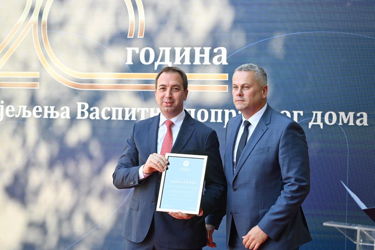 SelakG's tweet photo. Двадесет година рада Одјељења Васпитно-поправног дома при Казнено-поправном заводу Бања Лука обиљежили смо са људима који обављају посебно одговоран посао и помажу младима да промијене своје понашање, наставе школовање и изграде другачију будућност.

Овај јубилеј за мене има и посебан лични значај, јер сам прије двадесет година руководио радом полиције у овом одјељењу, а касније и Казнено-поправним заводом Бања Лука. Знам колико стрпљења, знања и истрајности захтијева рад са сваким младим човјеком и колико с�� у том послу важна правила, дисциплина и одговоран однос запослених.

Директору Саши Глигорићу и свим запосленима честитам јубилеј, уз посебно поштовање према онима који свакодневним васпитним и стручним радом пружају подршку младима да усвоје радне навике, разумију посљедице својих поступака и прихвате одговорност.

Млад човјек мора да одговара за своје поступке, али мора да добије и стварну прилику да се промијени. Наша је обавеза да ту прилику подржимо образовањем, стручном помоћи и бригом о његовом повратку у друштво.

Наставићемо да унапређујемо услове рада за све запослене у свим казнено-поправним установама Републике Српске, као и материјално-техничке услове и опремљеност установа. Посебну пажњу посветићемо унапређењу услова на караулама у КПЗ-у Фоча, како би запослени своје одговорне задатке обављали у бољим и безбједнијим условима.