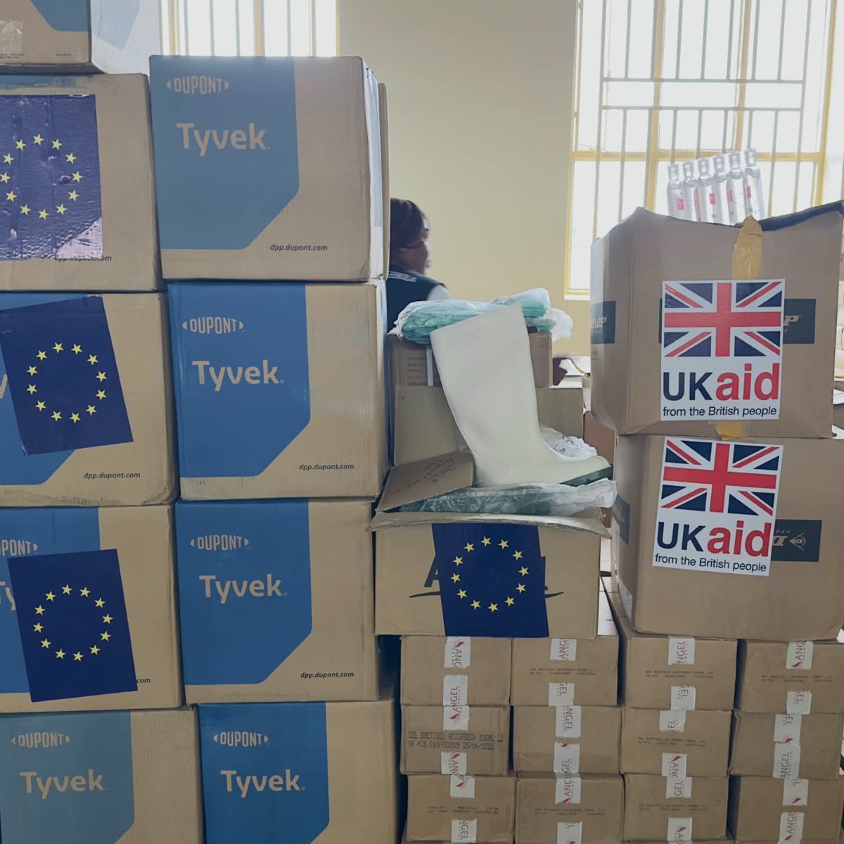 OMSRDCONGO's tweet photo. @FCDOGovUK @eu_echo @ECHO_CESAfrica @OCHAFunds @ProfJanabi @MR_Belizaire @Chikwe_I @UKinDRC @ZWareFCDO @UEDouglasCarp 1440 soignants du secteur privé + 864 tradipraticiens formés et équipés pour mieux se protéger, détecter rapidement les cas suspects d’#Ebola (virus #Bundibugyo) &amp; orienter les patients.

Parce que la détection précoce commence dans les communautés.  Ensemble, protégeons l’Ituri. https://t.co/TnaNBF5m7h