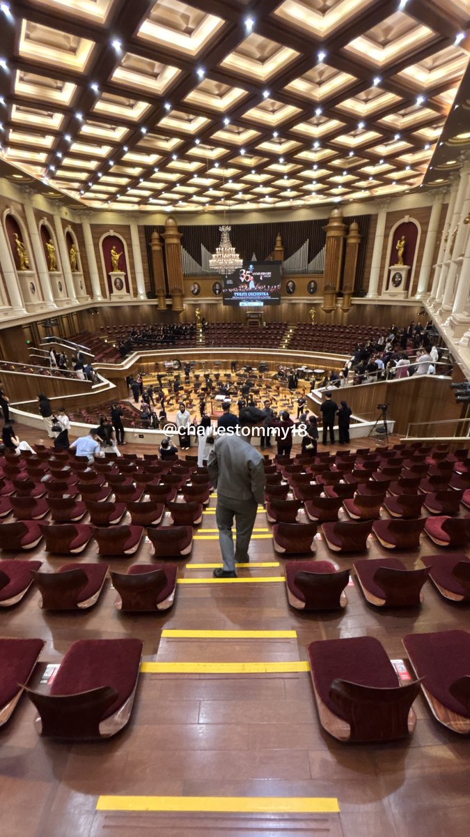 charlestommy18's tweet photo. Salah satu konser yg tak akan pernah kena satir netizen indo. Justru sebaliknya, dipuji. 

I'll tell you why:
1. Gaboleh masuk, turun bahkan naik tangga atau berdiri ketika musik sdng dimainkan.
2. Kondekturnya nunggu hening baru mulai
3. Gaboleh record/foto selama acara dimulai
4. Pengunjung dilarang make some noice (meski berbisik)
5. Diberikan waktu jeda untuk ke toilet (jadi memang selama show berjalan tidak boleh ada yg beranjak dari kursi) 

Peraturannya memang tidak tertulis, tapi seluruh pengunjungnya tau itu