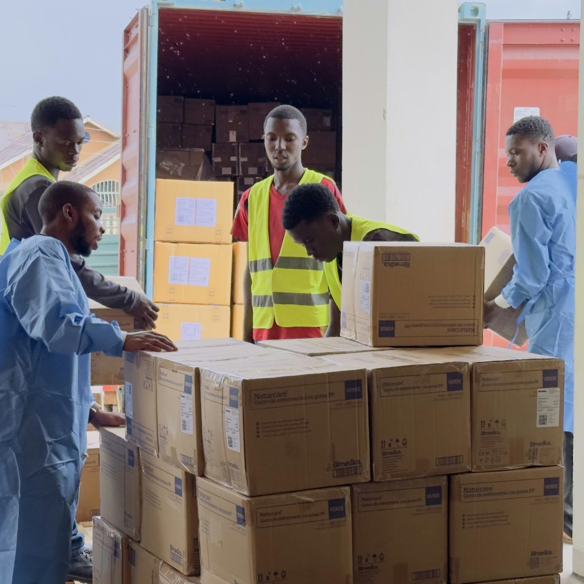 OMSRDCONGO's tweet photo. @FCDOGovUK @eu_echo @ECHO_CESAfrica @OCHAFunds @ProfJanabi @MR_Belizaire @Chikwe_I @UKinDRC @ZWareFCDO @UEDouglasCarp 1440 soignants du secteur privé + 864 tradipraticiens formés et équipés pour mieux se protéger, détecter rapidement les cas suspects d’#Ebola (virus #Bundibugyo) &amp; orienter les patients.

Parce que la détection précoce commence dans les communautés.  Ensemble, protégeons l’Ituri. https://t.co/TnaNBF5m7h