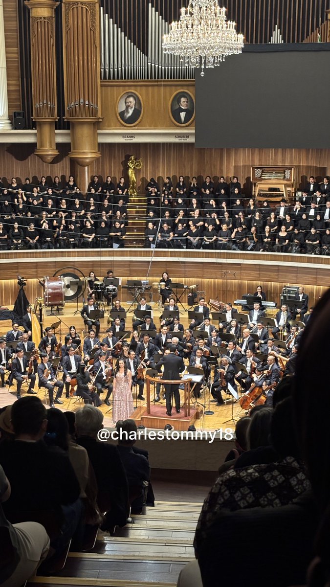 charlestommy18's tweet photo. Salah satu konser yg tak akan pernah kena satir netizen indo. Justru sebaliknya, dipuji. 

I'll tell you why:
1. Gaboleh masuk, turun bahkan naik tangga atau berdiri ketika musik sdng dimainkan.
2. Kondekturnya nunggu hening baru mulai
3. Gaboleh record/foto selama acara dimulai
4. Pengunjung dilarang make some noice (meski berbisik)
5. Diberikan waktu jeda untuk ke toilet (jadi memang selama show berjalan tidak boleh ada yg beranjak dari kursi) 

Peraturannya memang tidak tertulis, tapi seluruh pengunjungnya tau itu