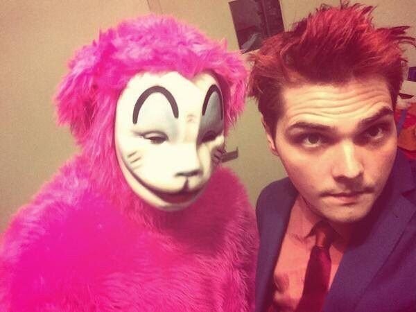 Dabirdpoo1's tweet photo. Hesitant alien you will always be special to me happy birthday https://t.co/8hMnQNhBxZ
