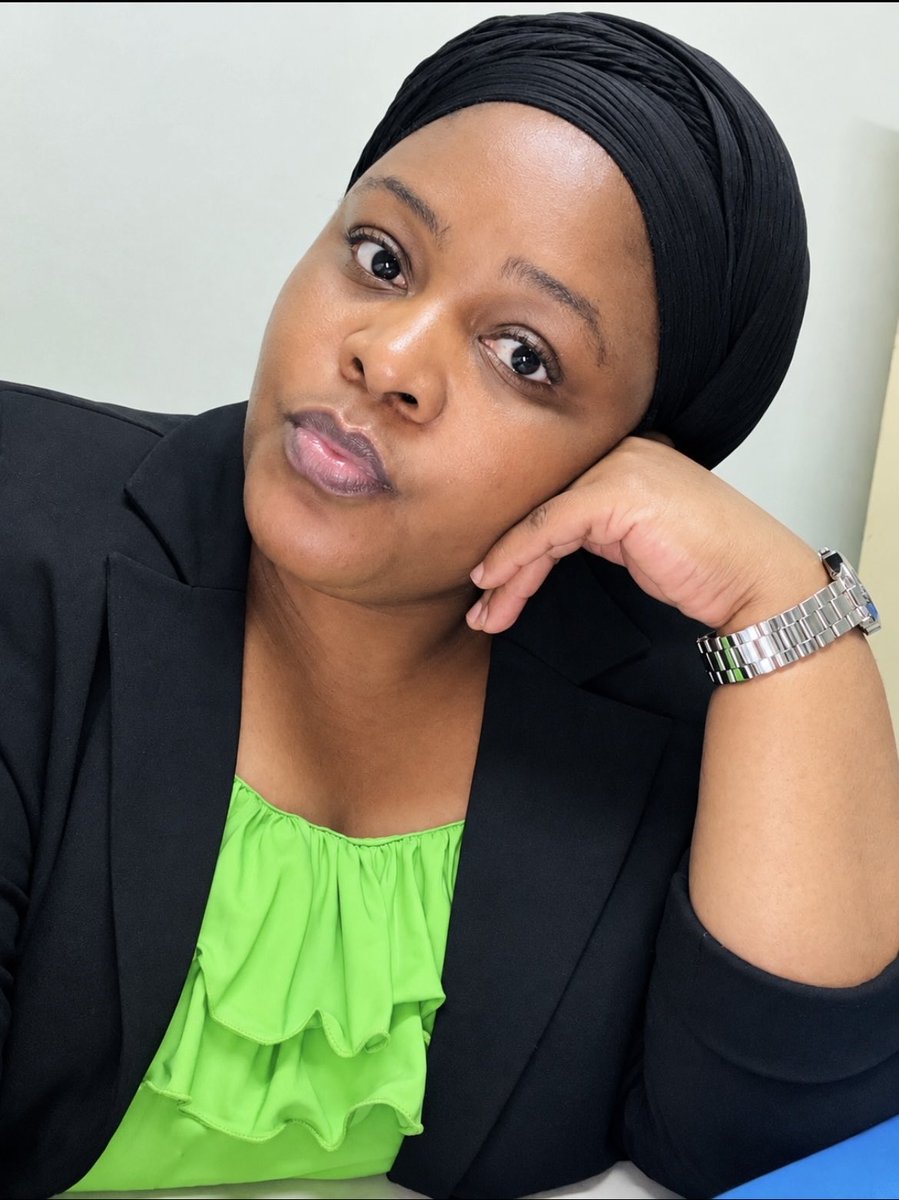Kantsasa_Zwide's tweet photo. Ukuhlonipheka komuntu weslisa kulele kumkakhe, either girlfriend or wife. https://t.co/A4g2MAkAUS