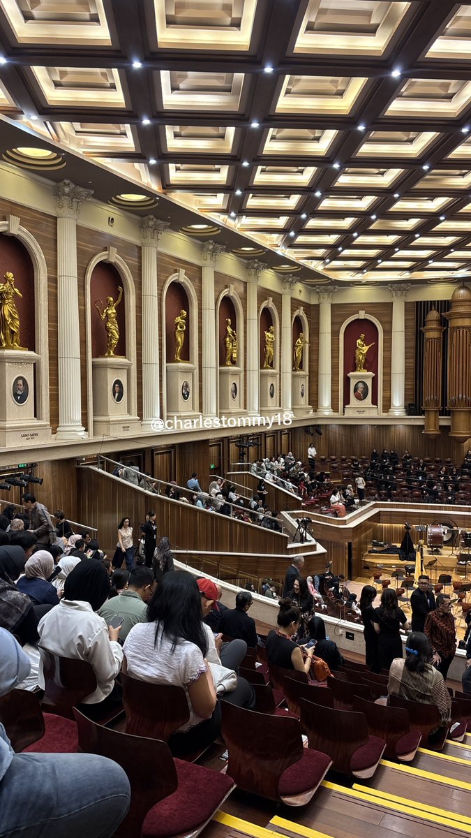 charlestommy18's tweet photo. Salah satu konser yg tak akan pernah kena satir netizen indo. Justru sebaliknya, dipuji. 

I'll tell you why:
1. Gaboleh masuk, turun bahkan naik tangga atau berdiri ketika musik sdng dimainkan.
2. Kondekturnya nunggu hening baru mulai
3. Gaboleh record/foto selama acara dimulai
4. Pengunjung dilarang make some noice (meski berbisik)
5. Diberikan waktu jeda untuk ke toilet (jadi memang selama show berjalan tidak boleh ada yg beranjak dari kursi) 

Peraturannya memang tidak tertulis, tapi seluruh pengunjungnya tau itu