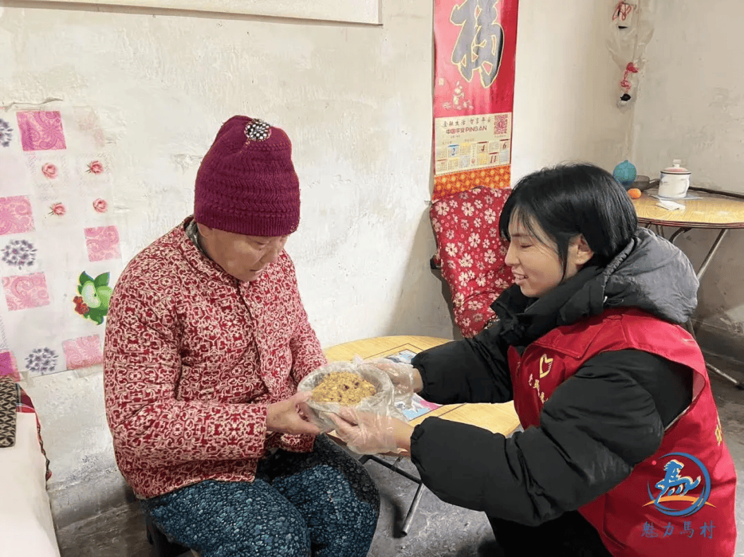 JeffryHelm3y8d's tweet photo. Hoy ayudamos a distribuir alimentos a personas mayores del barrio, es un día lleno de calor y gratitud! https://t.co/woUsqG3SHe