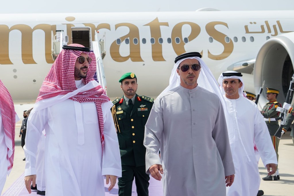 Azizwaghali2030's tweet photo. #عاجل 

وزير الدفاع السعودي الأمير خالد بن سلمان يستقبل نائب الرئيس الإماراتي الشيخ منصور بن زايد الذي يجري زيارة للرياض https://t.co/k06LwqPLkB