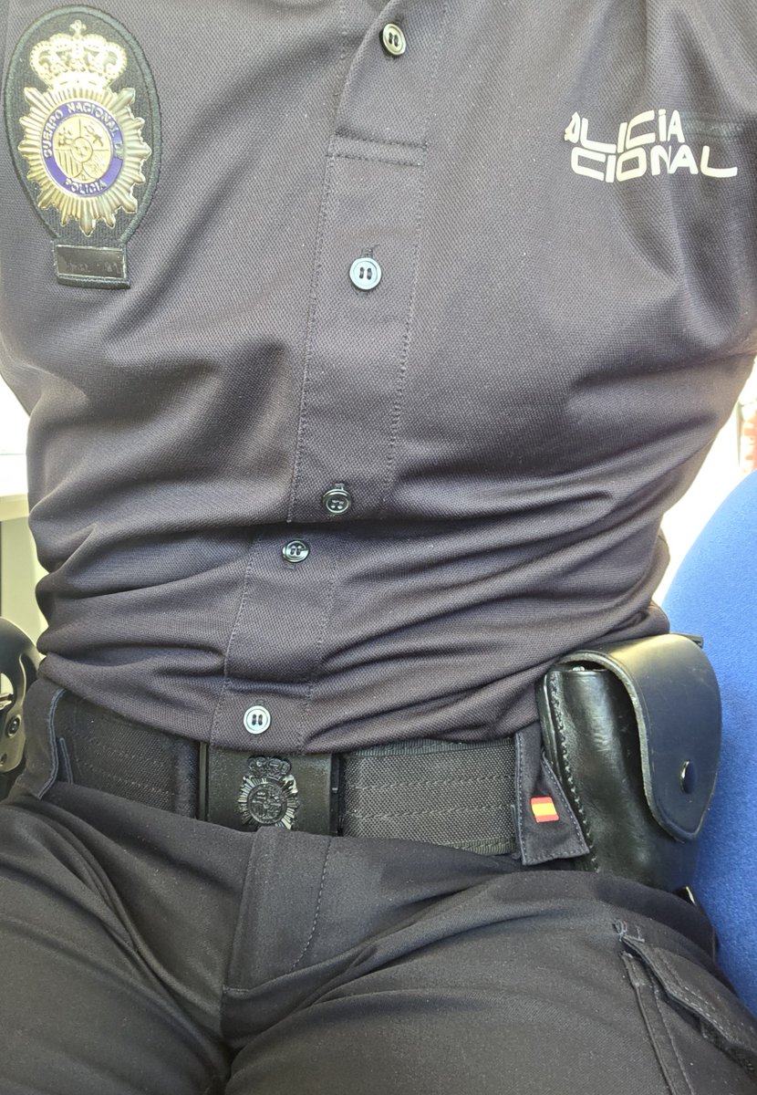 swatspn88's tweet photo. Buenas tardes a todos y todas los españoles de bien.🇪🇸🇪🇸
Cuando trabajas donde siempre soñaste, no es un trabajo🇪🇸💙👮‍♂️🚔 https://t.co/xYqNTAe53T