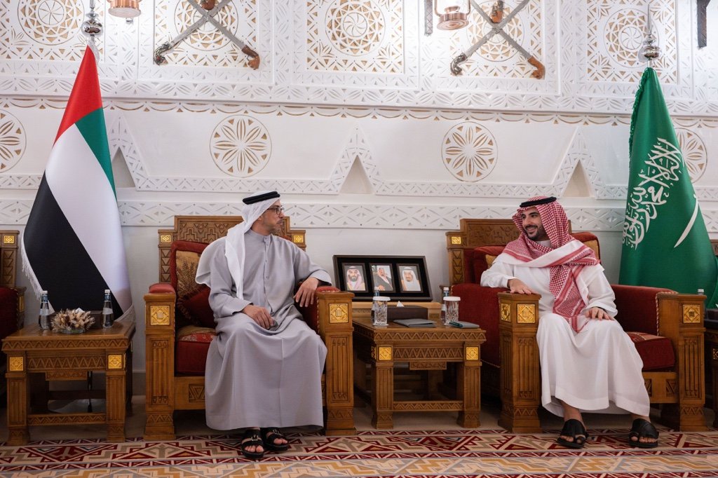 Azizwaghali2030's tweet photo. #عاجل 

وزير الدفاع السعودي الأمير خالد بن سلمان يستقبل نائب الرئيس الإماراتي الشيخ منصور بن زايد الذي يجري زيارة للرياض https://t.co/k06LwqPLkB
