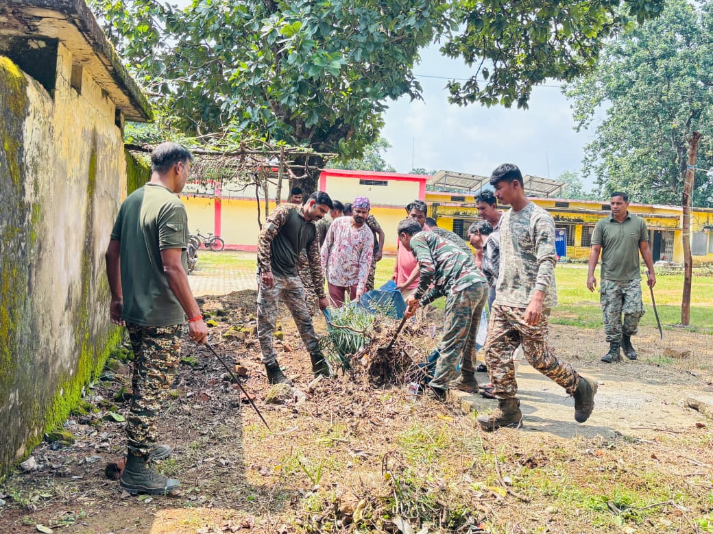 80Crpf's tweet photo. Under compaign #SHS 2026 A cleanliness drive  conducted by CRPF 80 BN at Koleng school, Darbha #Bastar,under Swachh Bharat Mission, promoting a clean environment and reinforcing the spirit of cleanliness and civic responsibility. 🇮🇳
#swachh Bharat,viksit bharat #CleanIndia https://t.co/hqNl9jb9cO